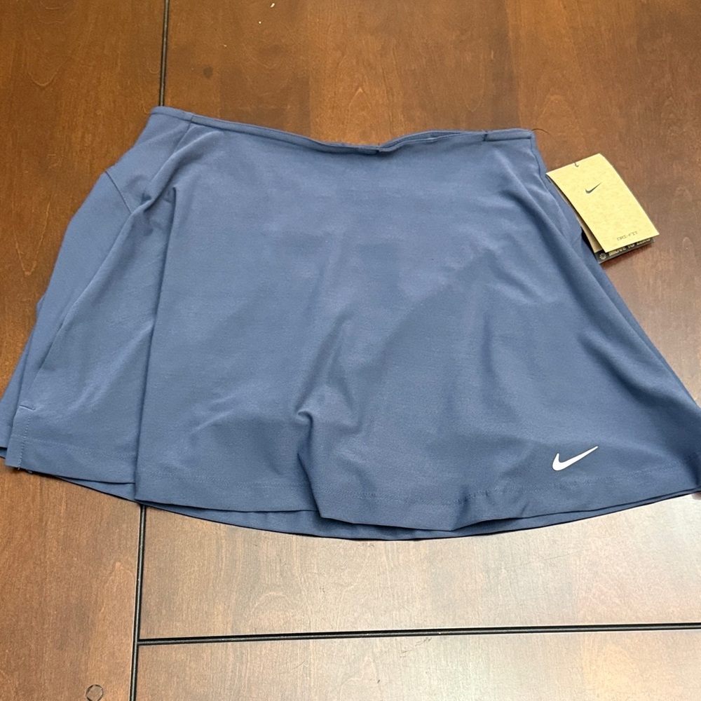 Nike women’s 15” Drifit mid rise flouncy golf Skirt in thunder blue. New